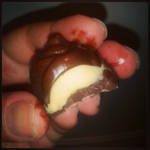 Bombón de chocolate con relleno de sorbete de mango 2